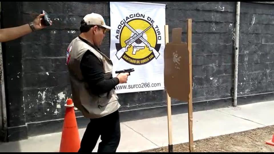 Cesar Coello disparando en Asociación de Tiro Santiago de Surco