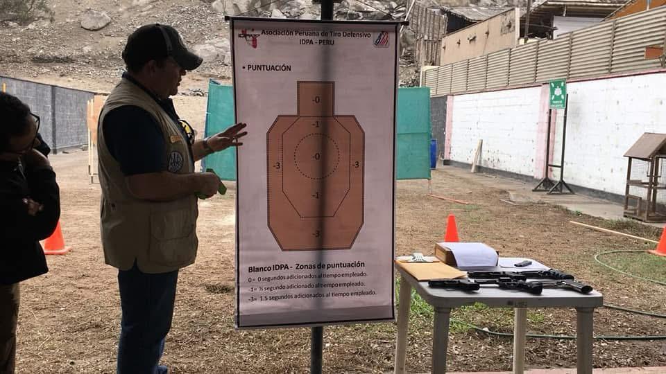 Cesar Coello explicando el sistema de puntuación IDPA